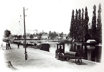 Tractor Towing a Boat at Dijon, 1894-5
